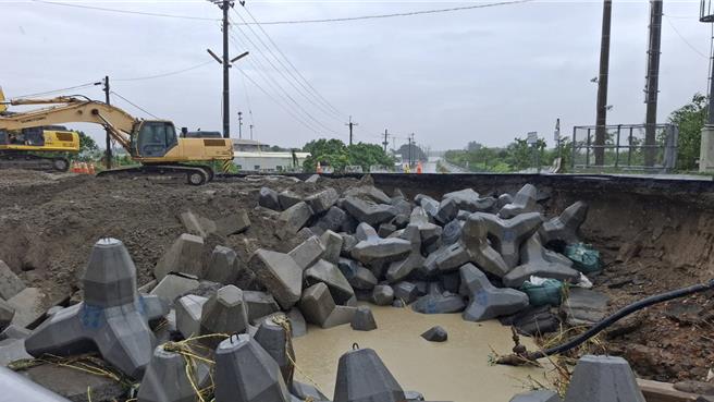 水利署正施工補上八掌溪溢堤沖刷的路基坑洞。（程炳璋攝）