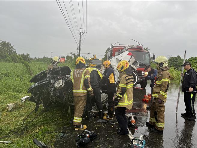 吴男车体全毁变形，消防队员破坏车体设法将吴男救出。（民眾提供／宝智华台南传真）