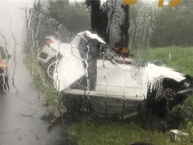 吴男自撞电杆，车身折成Ｖ字型。（民眾提供／宝智华台南传真