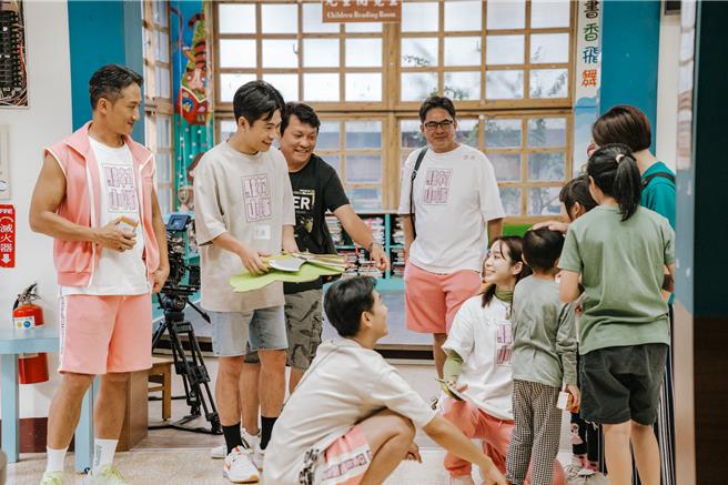 黄迪扬（左2）担任表演艺术课讲师。（客家电视台提供）