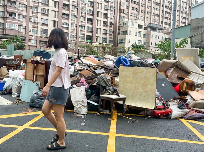 凯米颱风过后，高雄市鼓山区鼓山三路地势低洼，民宅泡水严重，大批家具遭民眾清出。（袁庭尧摄）