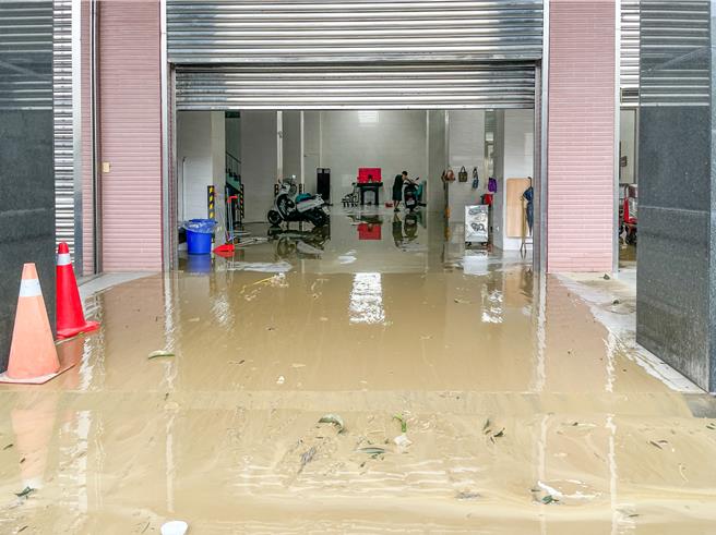 颱风带来强降雨，将寿山上的泥土冲刷而下、直接灌入民宅工厂。（袁庭尧摄）