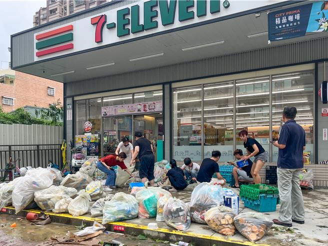 便利商店大批食品、商品根本来不及抢救，直接泡水报销。（袁庭尧摄）