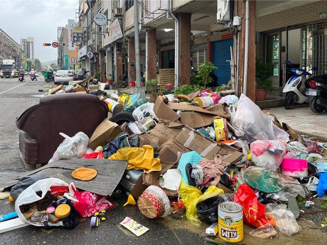 鼓山路沿路都是民眾丢弃的泡水居家用品。（袁庭尧摄）