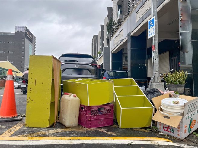 鼓山路沿路都是民眾丢弃的泡水居家用品。（袁庭尧摄）