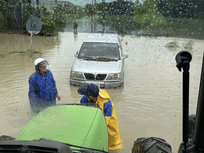 居民遭淹一夜！嘉義縣議員暖心送早餐，一進入村口就驚見木瓜園漂浮屍。(翻攝黃俊榮臉書)