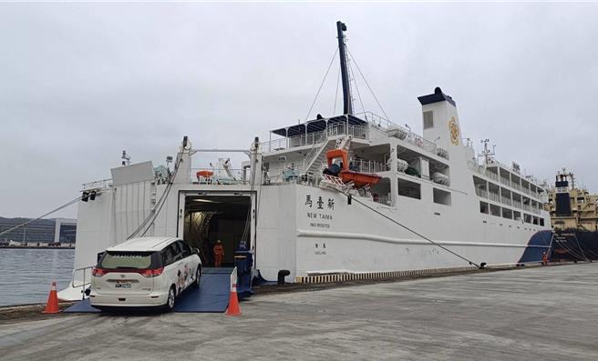 轎車上台馬輪接駁情形。（航港局提供／蔡明亘台北傳真）