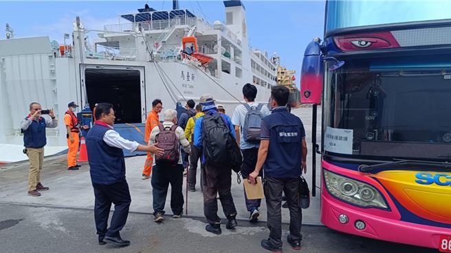 民眾下船(蘇澳港)轉遊覽車接駁情形。（航港局提供／蔡明亘台北傳真）