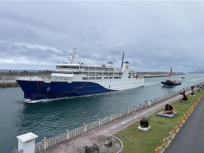 新臺馬輪抵達花蓮港海運疏運。（航港局提供／蔡明亘台北傳真）