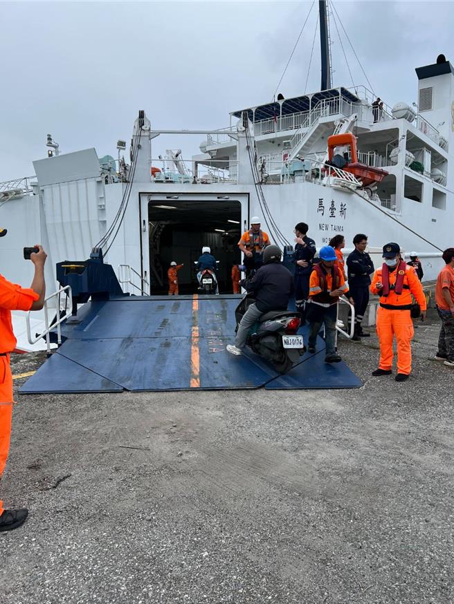 民眾機車從新臺馬輪上岸情形。（航港局提供／蔡明亘台北傳真）