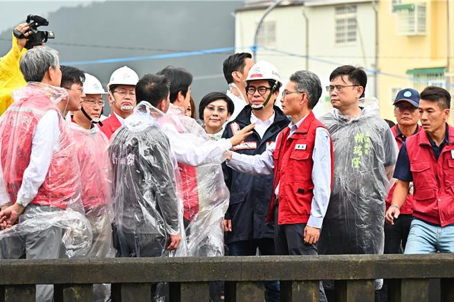 赖高雄市长陈其迈今天上午陪同清德总统前往高雄美浓受灾区域勘灾，并接受联访。（林雅惠摄）