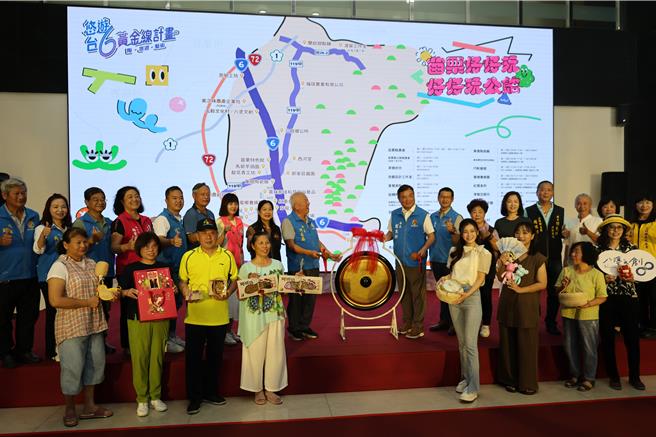 苗栗縣鍾東錦與公館鄉長何在鑫26日聯手敲鑼啟動「公館鄉台6線黃金線計畫」。（謝明俊攝）