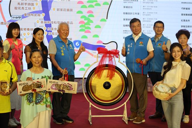 苗栗縣鍾東錦與公館鄉長何在鑫26日聯手敲鑼啟動「公館鄉台6線黃金線計畫」。（謝明俊攝）
