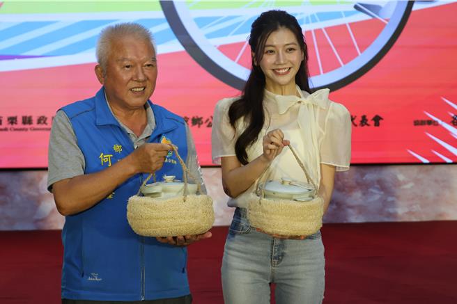 公館鄉長何在鑫推動「公館鄉台6線黃金線計畫」，請來氣質女星林芷芸代言拍攝形象影片。（謝明俊攝）