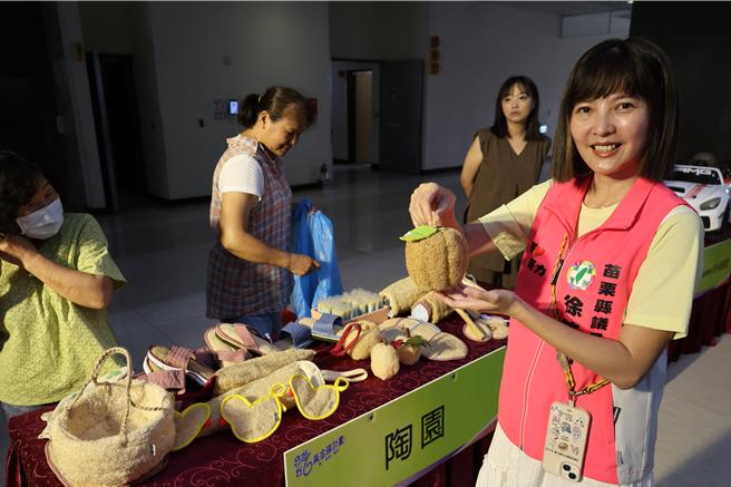 公館鄉公所推動「公館鄉台6線黃金線計畫」，結合社區營造團隊特色產業陶園絲瓜系列文創作品，讓縣議員徐筱菁愛不釋手。（謝明俊攝）