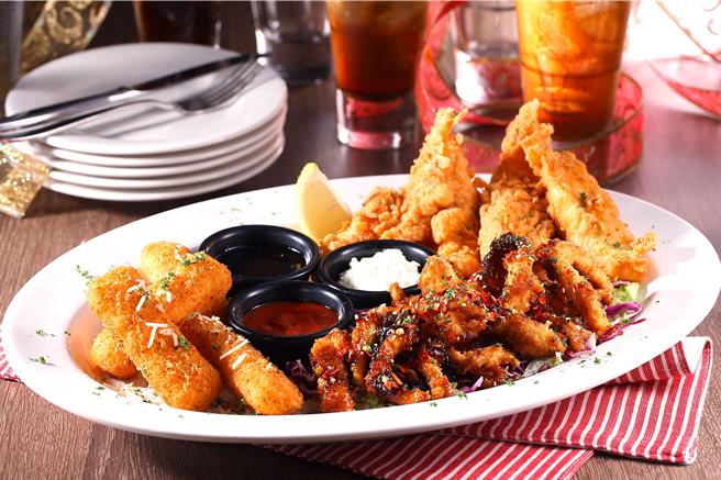 美式餐厅TGI FRIDAYS应援奥运，赛事期间到店用餐，点选饮料拍出五环照片上传社群，即可获得开胃菜9折折扣。(开展餐饮集团提供)