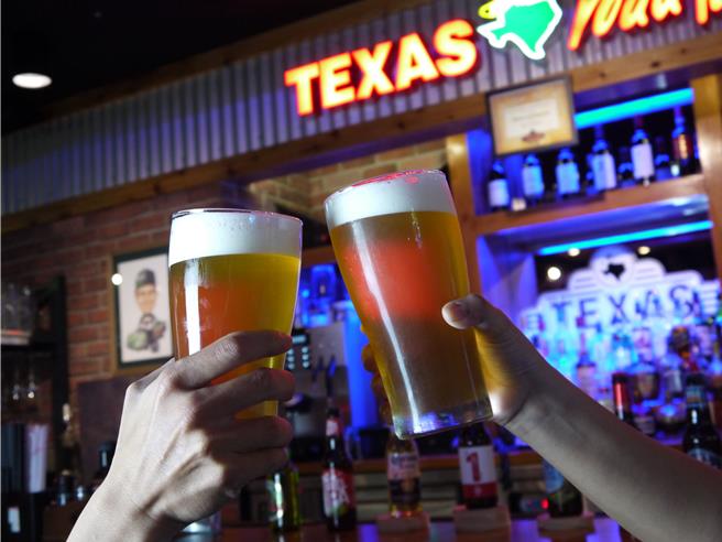 TGI FRIDAYS星期五餐厅及Texas Roadhouse德州鲜切牛排，奥运期间推出指定臺虎精酿生啤酒〈嗨〉第2杯半价优惠，号召全民为选手加油。(开展餐饮集团提供)