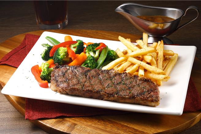 8月2日起为期2个月，TGI FRIDAYS铁粉最爱的周五沙朗牛排买1送1重出江湖，该活动内用及外带均需加收原价1成服务费。(开展餐饮集团提供)