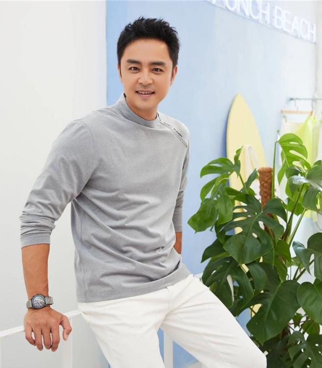 明道以一身灰白撞色搭配亮相，簡約休閒，展現出鬆弛雅緻的帥氣型格。（品牌提供）