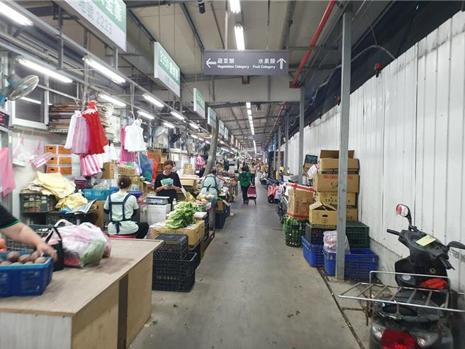 凱米颱風來襲，中南部災情嚴重，連帶影響今(26)日台北市蔬菜到貨量，相較於休市前(24日)的到貨量約1641噸，今日的到貨量直接腰斬約879噸，同時總平均價格也上漲至46.3元，相較於休市前的菜價也上漲約23％。(黃敬文攝)