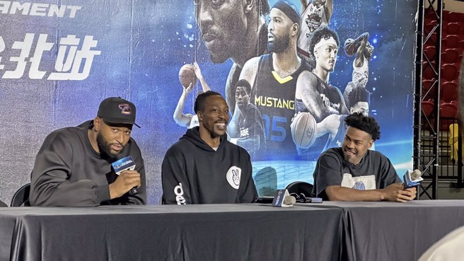 卡森斯(左)、霍華德(中)與庫克攜手亮相。(資料照/黃及人攝)