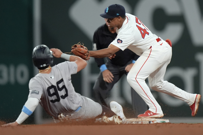 洋基Oswaldo Cabrera(左)滑壘被紅襪二壘手Enmanuel Valdez觸殺。（美聯社資料照）