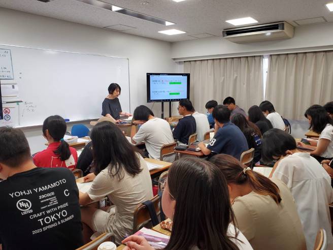 学生在ABK(东京)进修日语，也能与来自泰国、香港等国的学生进行跨文化交流。(照片/玄奘大学提供)