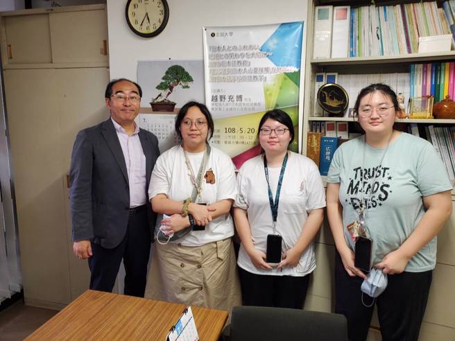 系主任池田辰彰访视JET日语学校进修的三位学生，关心他们异文化适应与语言学习。(照片/玄奘大学提供)