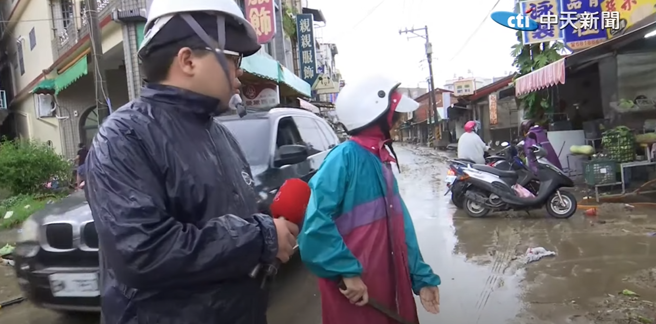 美浓摊贩清理街道。（取自中天新闻）