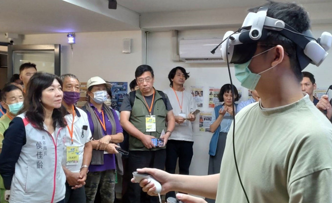 龙华科大学子制作的游戏作品，让民眾现场体验XR互动科技。(照片/龙华科技大学提供)