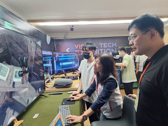 桃市青年局长侯佳龄，亲自体验龙华科大学子制作的游戏。(照片/龙华科技大学提供)