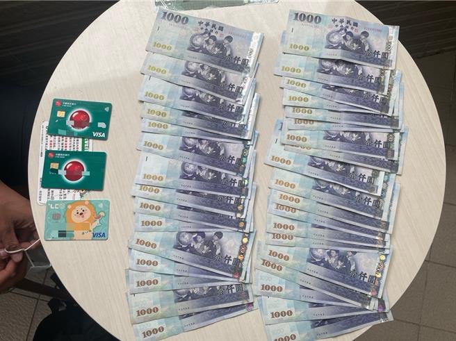 警方从许男身上查获金融卡及疑似赃款。（警方提供）