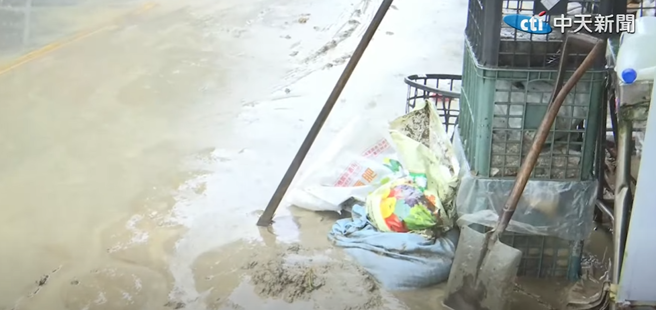 美浓市场街道满是淤泥。（取自中天新闻）
