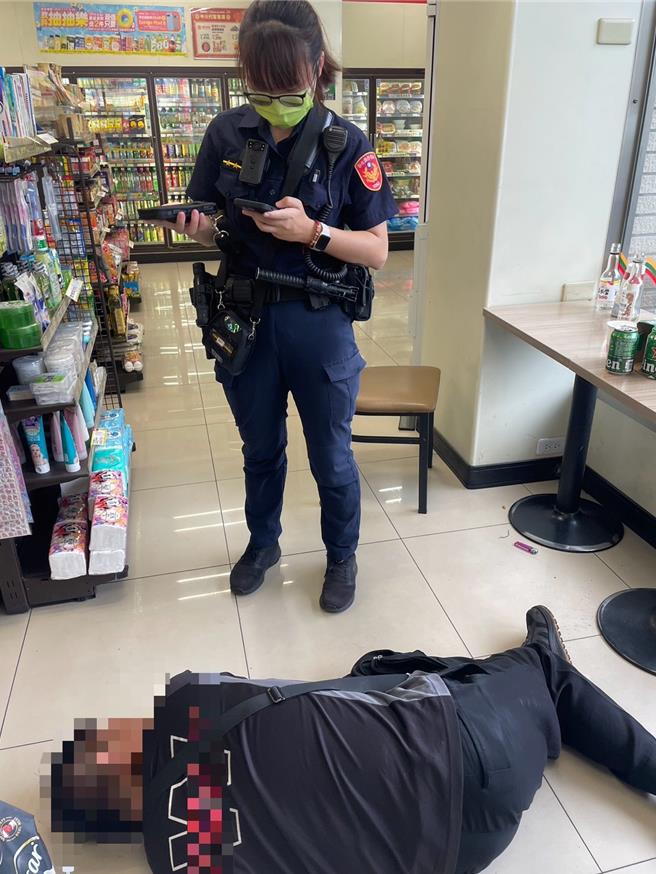 彰化2名男子选择到超商喝酒high一整夜，庆祝放颱风假，最后不胜酒力，1人醉倒超商内地板上，1人醉倒超商外地板上，由警方通知家属带回返家。（民眾提供／叶静美彰化传真）