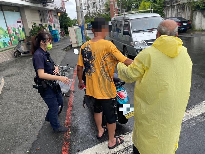 彰化2名男子选择到超商喝酒high一整夜，庆祝放颱风假，最后不胜酒力，1人醉倒超商内地板上，1人醉倒超商外地板上，由警方通知家属带回返家。（民眾提供／叶静美彰化传真）