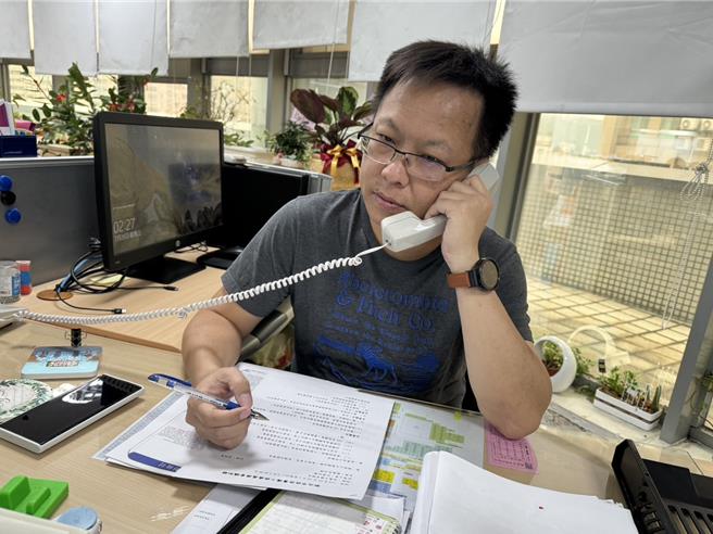 新北市團隊漏夜搶通三峽區北114線道1K處，養工處工務所主任陳正倫雖是肺腺癌晚期患者，昨晚仍冒著風雨和現地仍有落石的風險協助搶災。（新北市工務局提供）