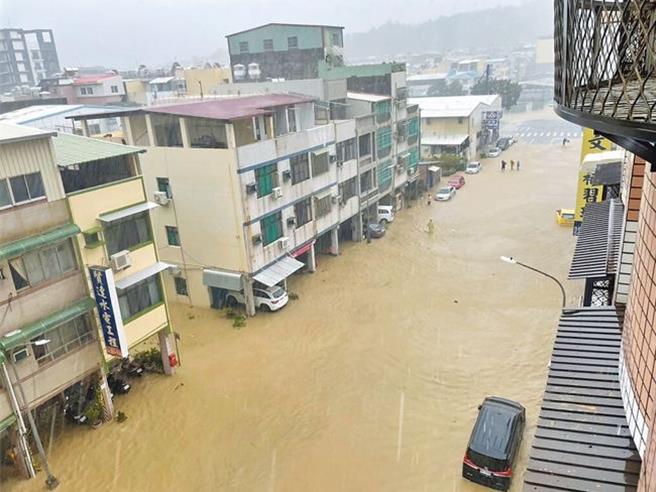 各地淹水灾情消息不断，富邦产险启动客户关怀流程，提醒泡水车千万不要开启电源、发动引擎，以免损失扩大。(资料照／洪凯音台北传真)