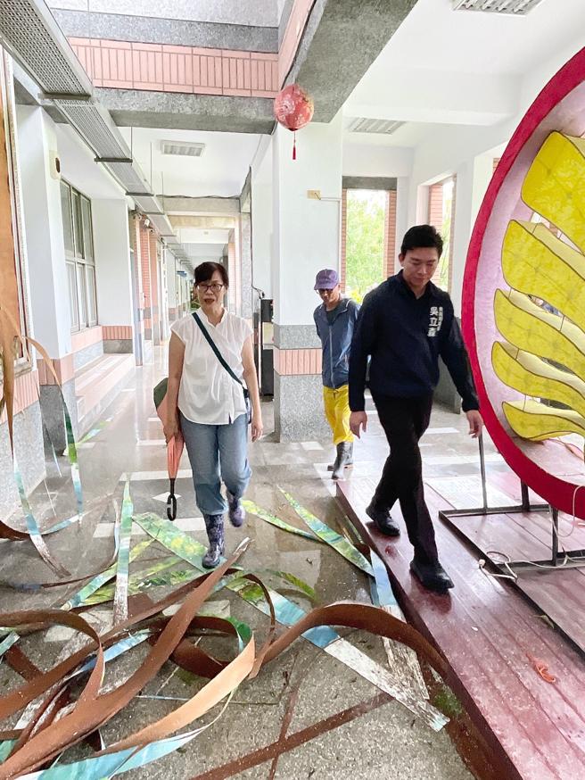 高市校園風災受創，教育局長吳立森前往各校勘災，指示協助儘速完成復原。（圖片來源：高雄市教育局提供）