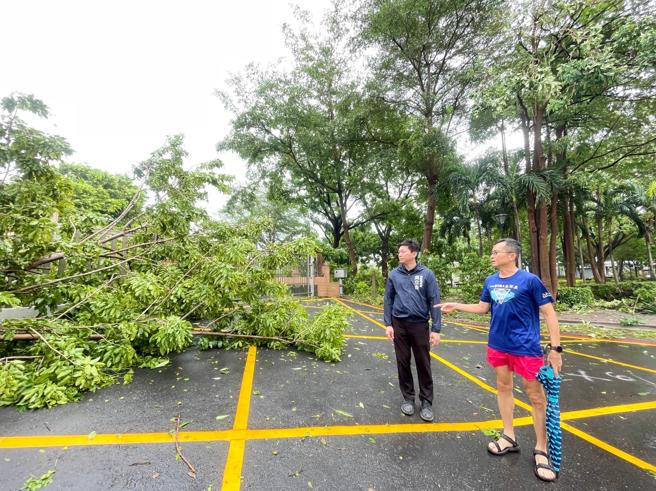 高市校園風災受創，教育局長吳立森前往各校勘災，指示協助儘速完成復原。（圖片來源：高雄市教育局提供）