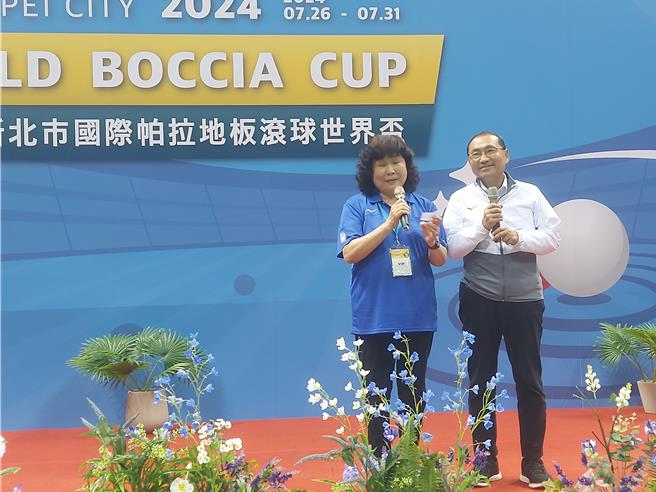 新北市長侯友宜（右）與中華帕拉林匹克總會長穆閩珠（左）26日出席「2024帕拉地板滾球世界盃」開幕典禮。（張鎧乙攝）