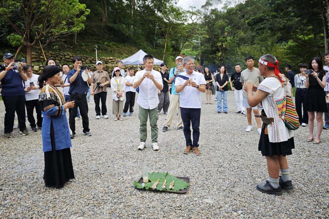 晚宴活動以泰雅部落習俗敬山儀式開始。（陳大任攝）