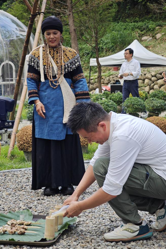 泰雅部落敬酒習俗。（陳大任攝）