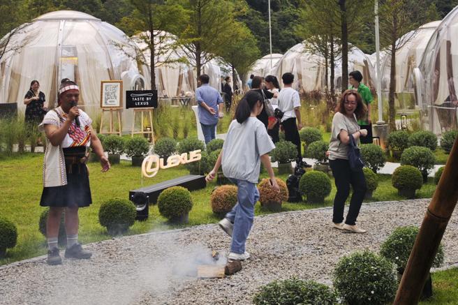 泰雅部落過火習俗。（陳大任攝）