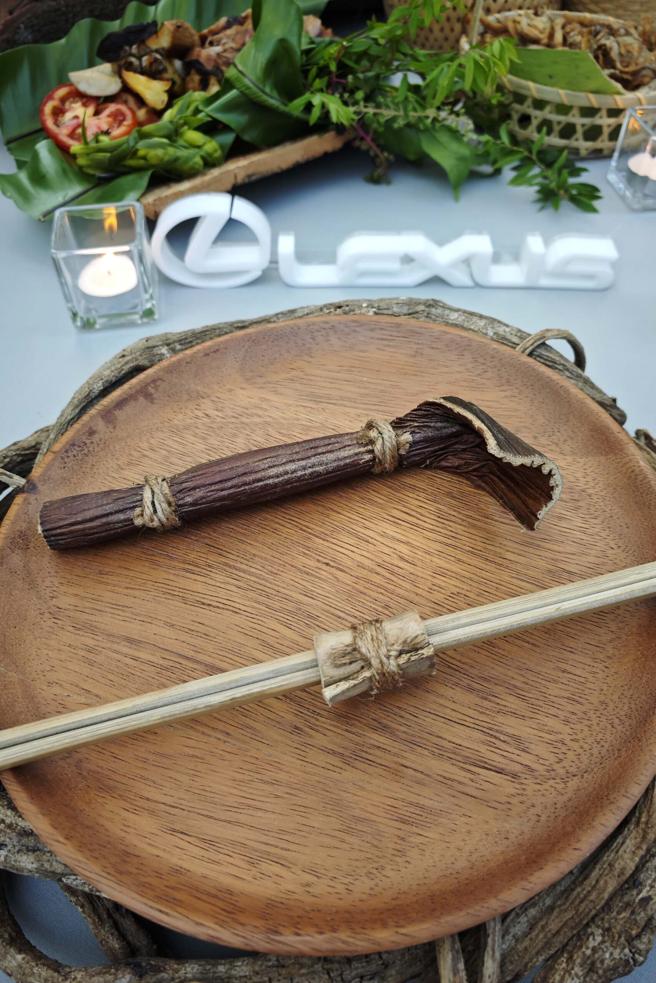 晚宴提供最傳統的手作餐具，也是貼心的伴手禮。（陳大任攝）