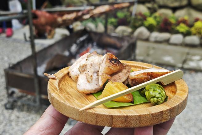 晚宴以「原住民の人情味」開場，是原住民風味燒烤大豬、野菜。（陳大任攝）