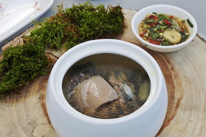 「老廣の魚 羊 味」為廣湘地區經典的料理「甲魚燉羊肉」。（陳大任攝）