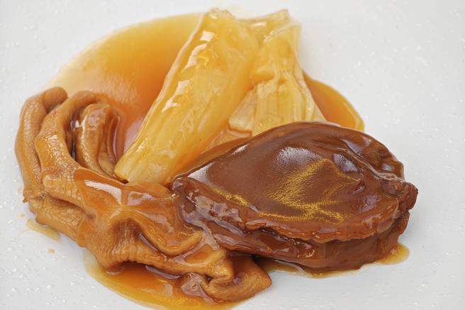 「頂級の海之味」主食材為花膠、鵝掌、鮑魚，滋味鮮美軟糯。（陳大任攝）