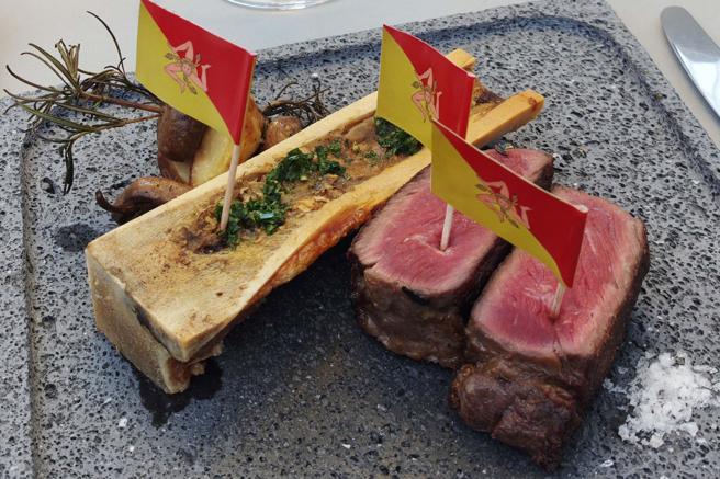 「台灣唯一の異國味」選用來自義大利的奇亞尼那牛，是相當少見的「白牛」。（陳大任攝）