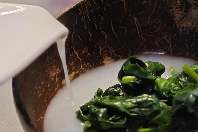 「大自然の原汁味」是在大豆苗溫火拌炒後加入米湯，嚐起來溫潤滑口。（陳大任攝）