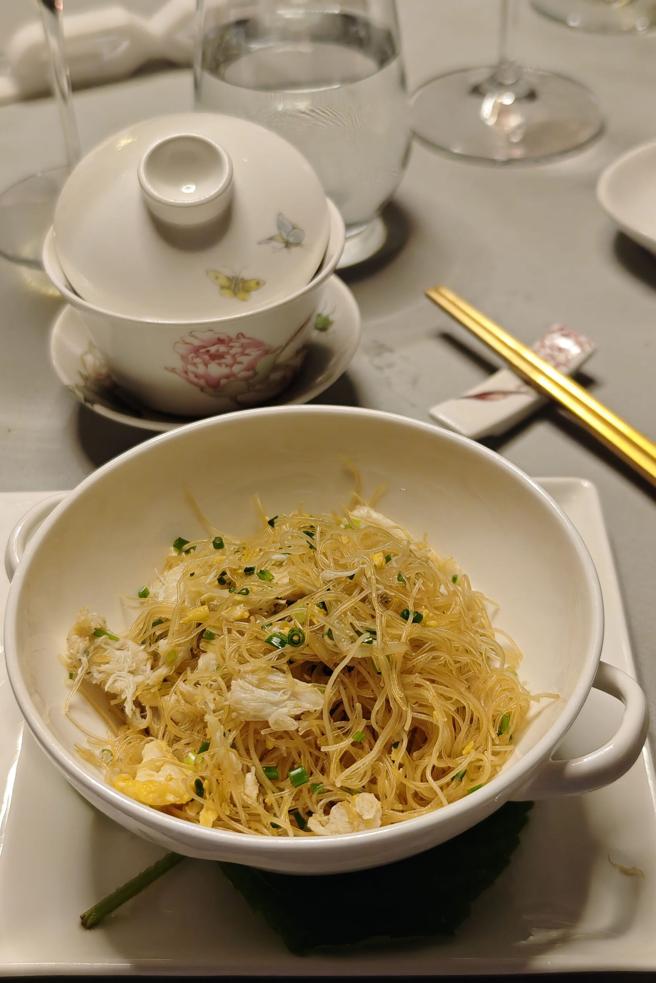 「強哥的難忘之味」是主廚陳偉強的拿手招牌菜，創意來自他小時候過年必吃炒米粉、頂湯。（陳大任攝）